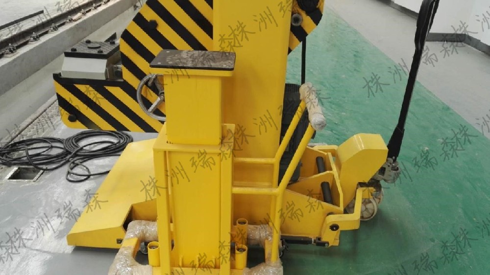 Mobile vehicle body support device, mobile support pier